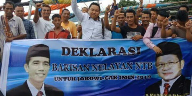 Nelayan di NTB bentangkan spanduk 'Jokowi-Cak Imin 2019' Nelayan di NTB bentangkan spanduk 'Jokowi-Cak Imin 2019'