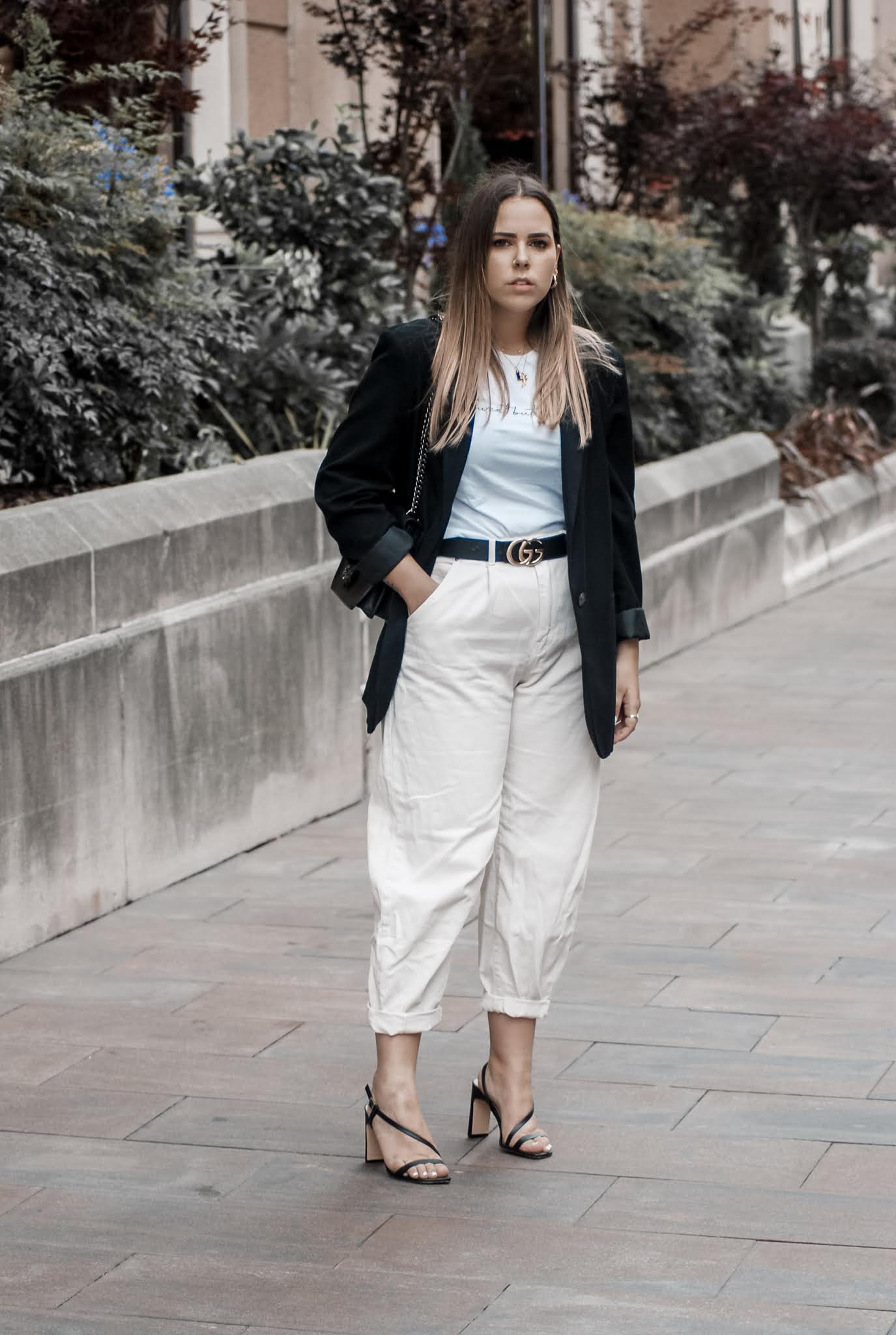 Outfit con slouchy beige