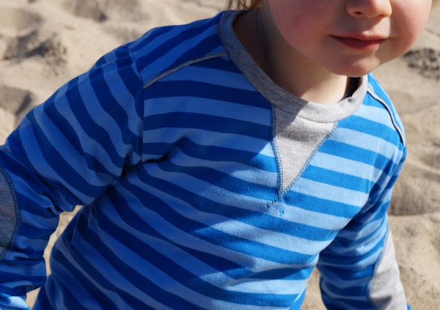 Maritime Lieblingsstücke: Kindermode von piapaul (mit Rabattcode und Verlosung) Ringelshirt Junge gestreift grau blau mit Patches an den Ärmeln