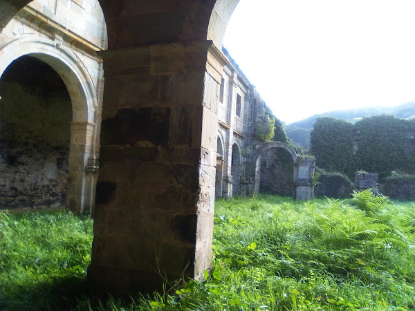 La maleza crece entre las ruinas del claustro del Monasterio de Obona. Asturias