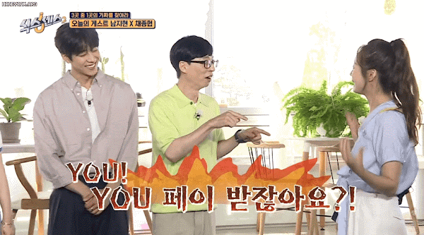 카메라를 등지고 선 전소민
