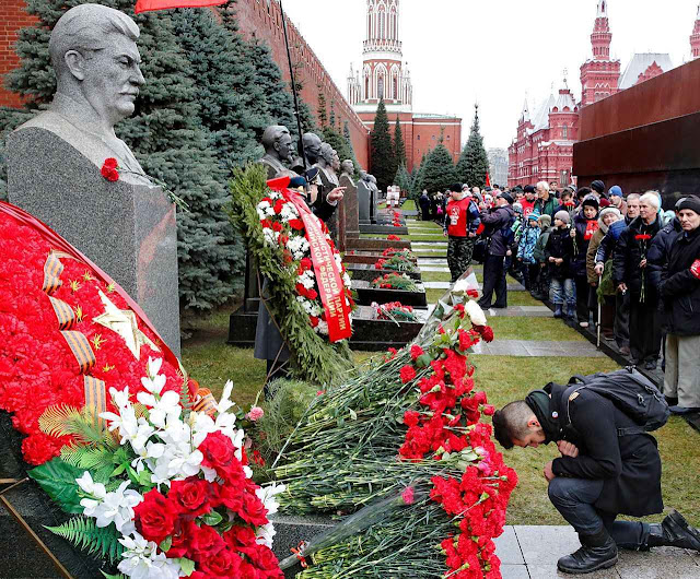 O culto de Stalin está voltando na Rússia de Putin: veneração do túmulo na Praça Vermelha, Moscou. O culto de Stalin está voltando na Rússia de Putin: veneração do túmulo na Praça Vermelha, Moscou.