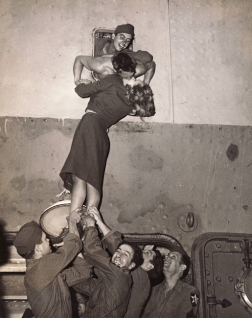 Vintage+Photos+of+Soldiers+Kissing+Their+Loved+Ones+(5).jpeg