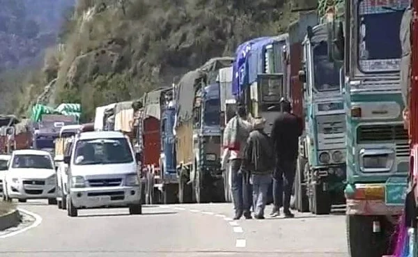  Jammu, News, National, Traffic, Road, Vehicles, Vehicular Traffic On Jammu-Srinagar Highway Suspended After Landslide