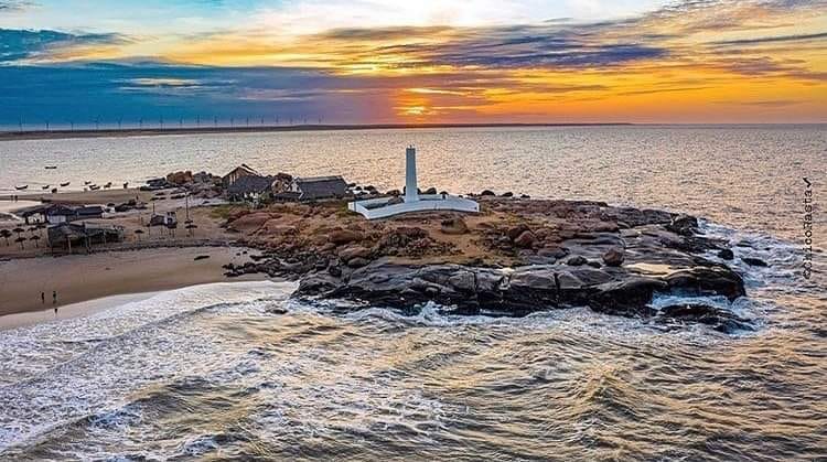 VOZ DE ILHA GRANDE Farol da Pedra do Sal foi o primeiro a ser
