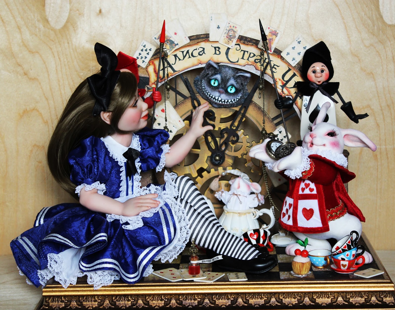 Alice buy. Кукольная композиция. Композиции с куклами. Алиса в стране чудес композиция. Кукла Алиса в стране чудес.