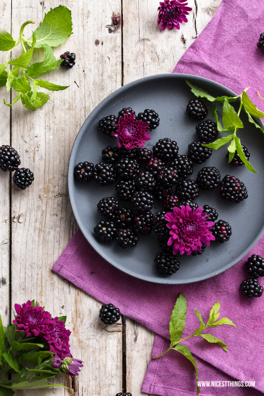 Brombeeren auf einem Teller Blackberries #brombeeren #blackberries #foodphotography #berries #beeren #purple