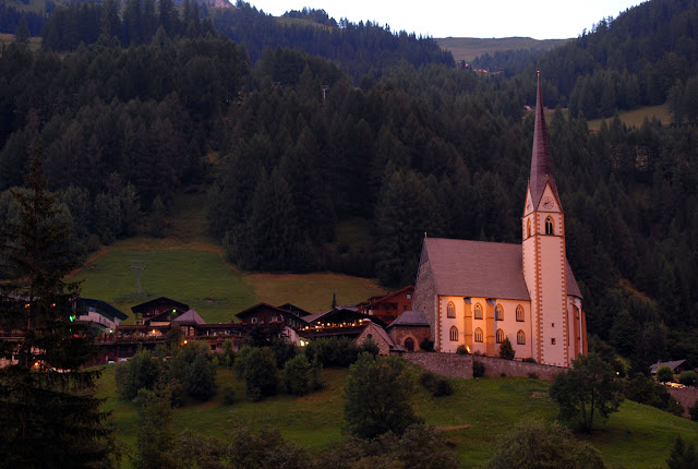 Iglesia de San Vicente vista de costado al atardecer