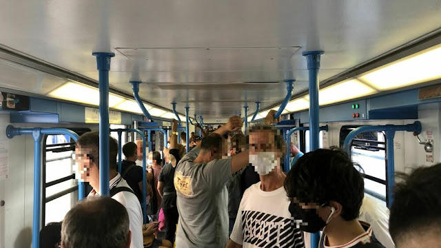 Vitinia, negazionisti istigano i passeggeri del treno a togliersi la mascherina