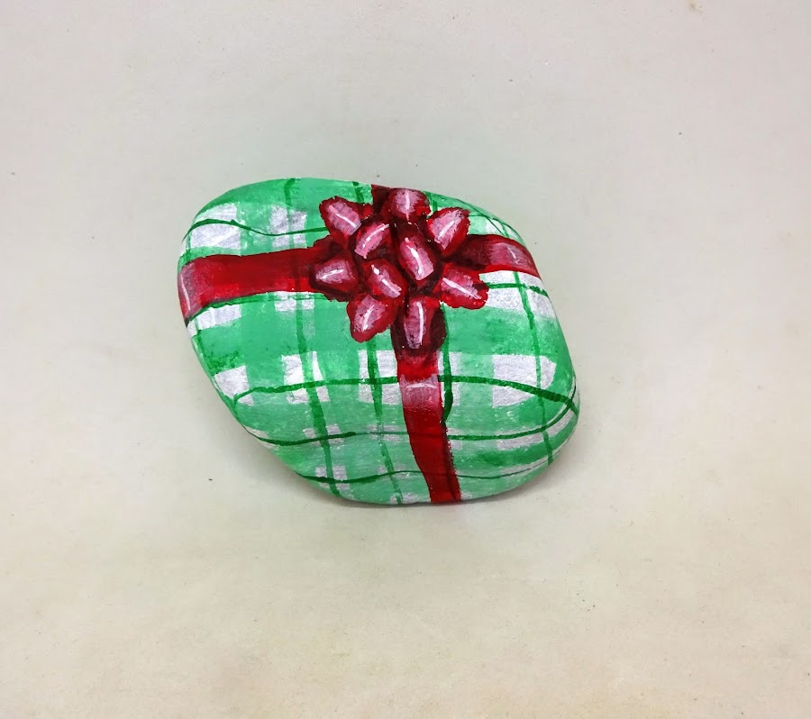 COMO PINTAR PIEDRAS CON REGALO PASO A PASO