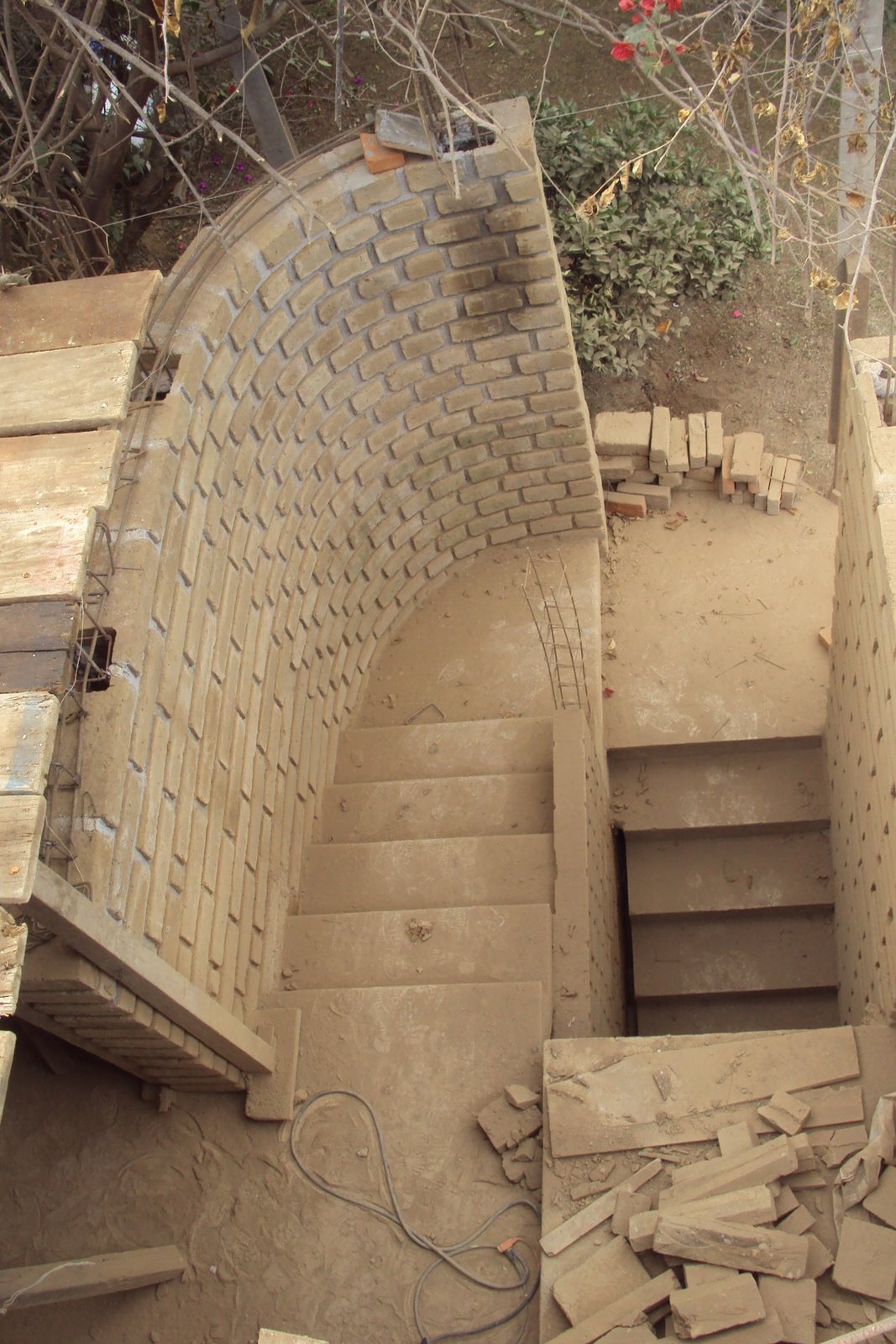 econstructivismo: Escalera semicircular Muros de Adobe