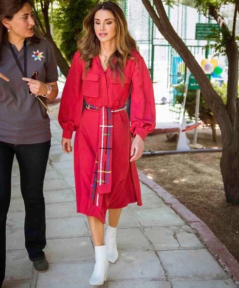 Queen Rania of Jordan visited Masahati Carnival organized by Madrasati initiative at Millennium Park in Amman. Queen wore red vintage shirt dress