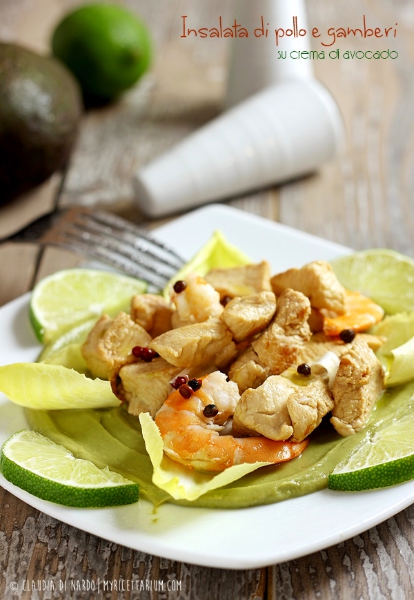 Insalata di pollo e gamberi su crema di avocado