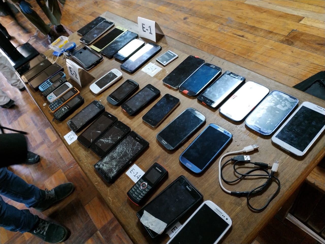 Más de 30 celulares y smartphones fueron recuperados en el famoso mercado negro paceño / ÁNGEL SALAZAR
