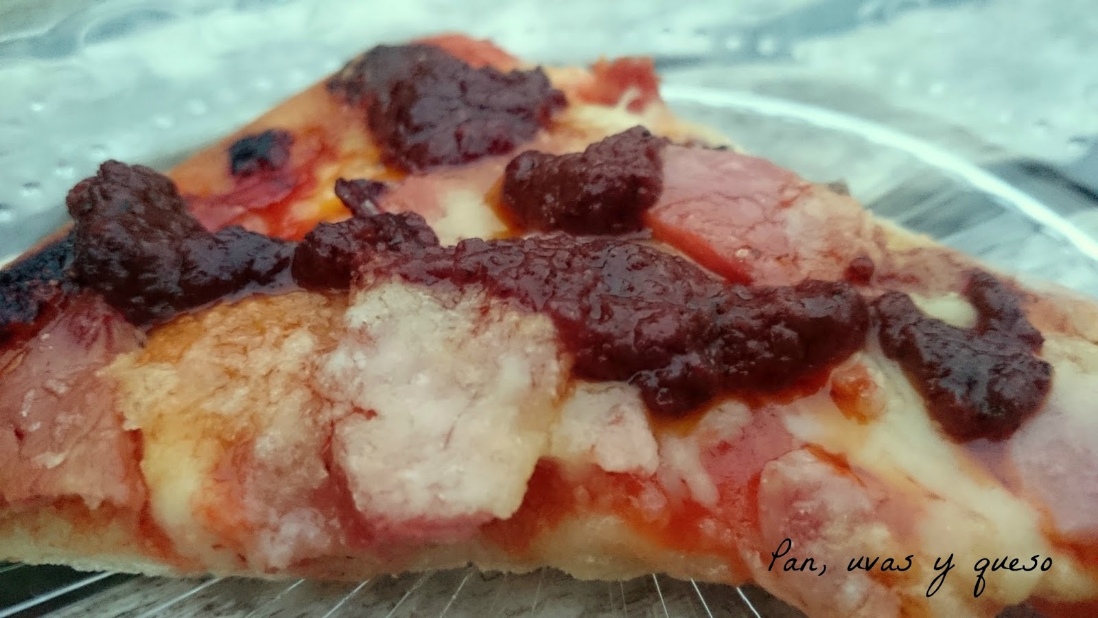 Pizza de lacón con salsa picante Pan, uvas y queso