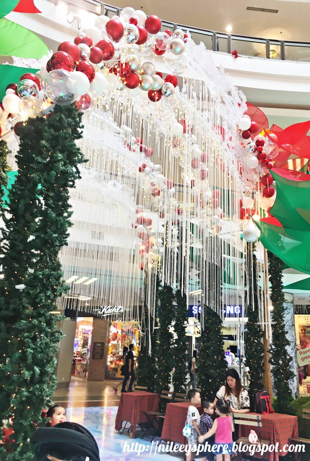 Christmas is Here 1 Utama