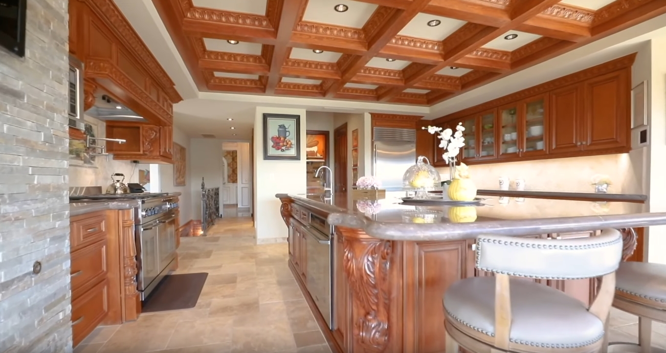 22 Photos vs. 35 Saddleback Rd, Rolling Hills, CA Mansion Interior Design Tour