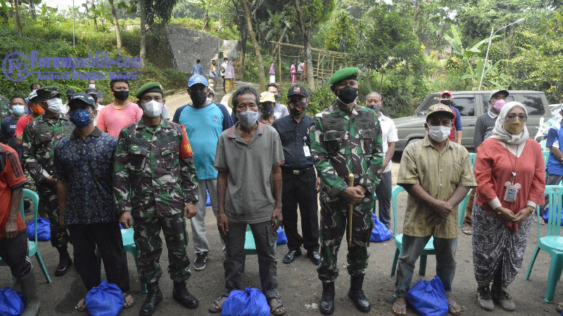 Danrem 061/SK Berikan Bantuan pada Penggali Makam COVID-19 di Wilayah Bogor