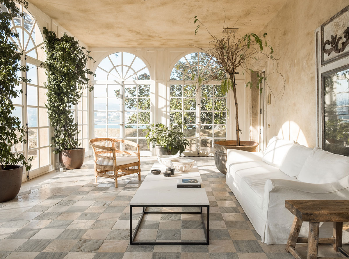 A chic Spanish mansion with a noble character by Studio Las Perelli