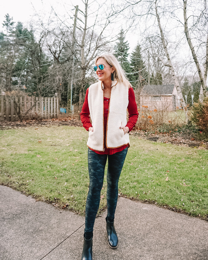 camo Leggings + Plaid Button-up und gemütliche Weste