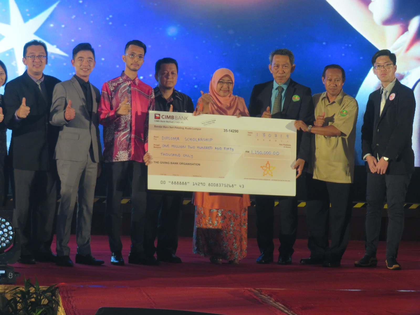 Kee Hua Chee Live! DR JANSON ANG, FOUNDER OF THE GIVING BANK, AWARDED TROPHIES TO CHARITABLE