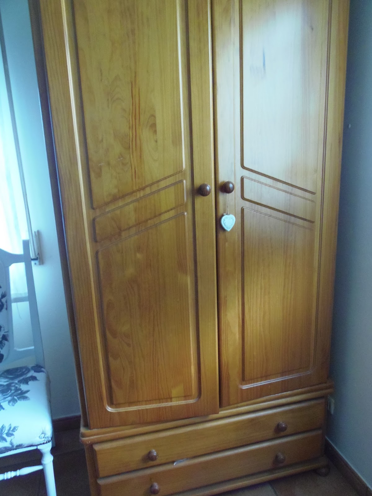 armario de pino pintado