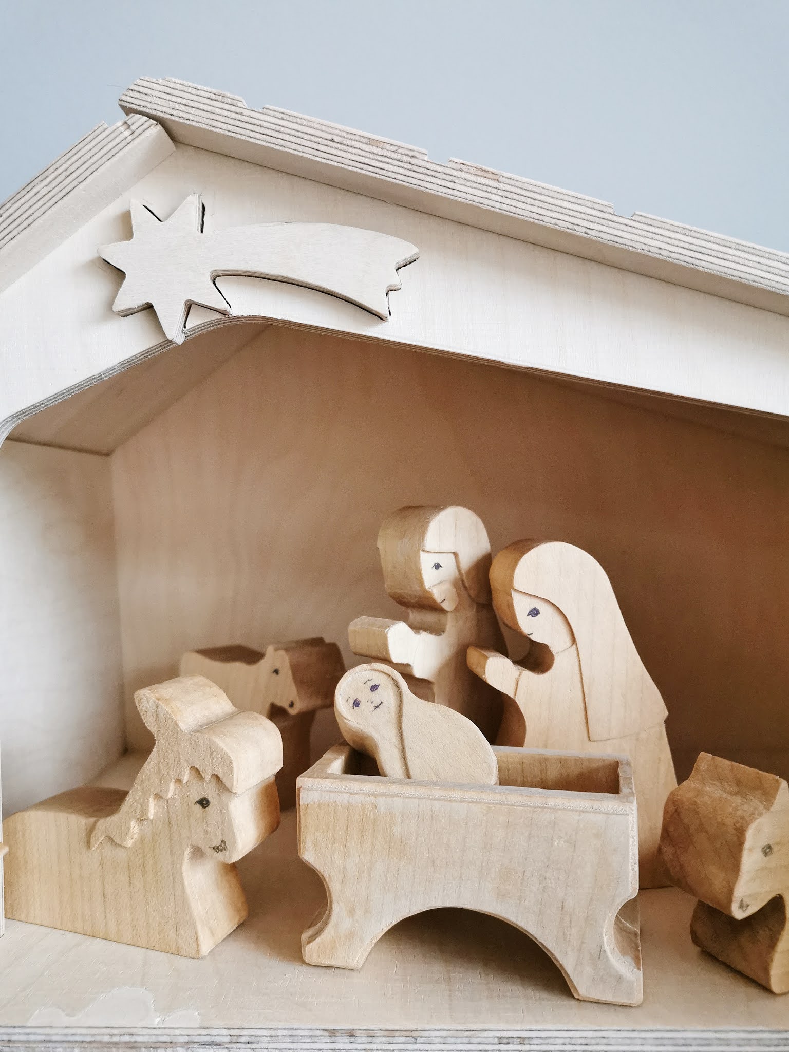 Geschenkideen von Herzen statt von der Stange, einzigartig und individuell: Die Krippe für Weihnachten Figuren und Tieren aus hellem und dunklen Holz von Holzlinge und Dinge / Mehr schöne Geschenkideen gibt es auf judetta.de