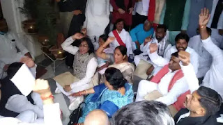 बिहार विधानसभा में जोरदार हंगामा, अवैध शराब बिक्री पर विपक्ष का वॉकआउट, धरने पर बैठे विधायक बिहार विधानसभा में जोरदार हंगामा, अवैध शराब बिक्री पर विपक्ष का वॉकआउट, धरने पर बैठे विधायक