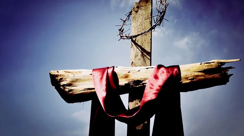 a cruz vazia apenas com o manto vermelho e a coroa de espinhos de Jesus