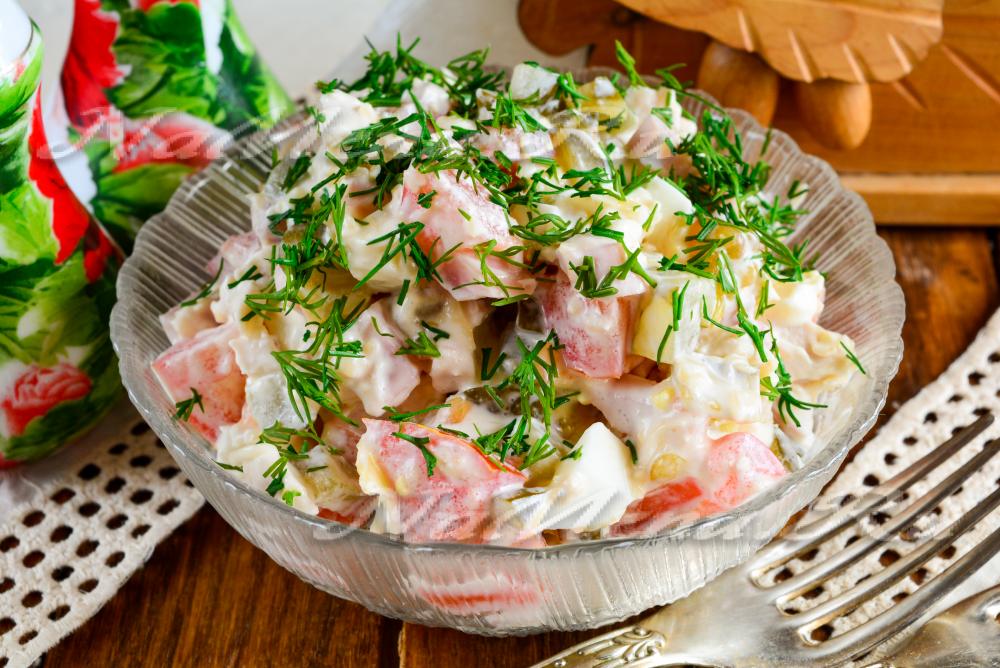 Вкусно и быстро Салат из ветчины, помидор, сыра и огурцов