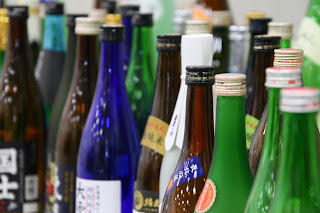 日本酒の酒瓶が並んでいる写真