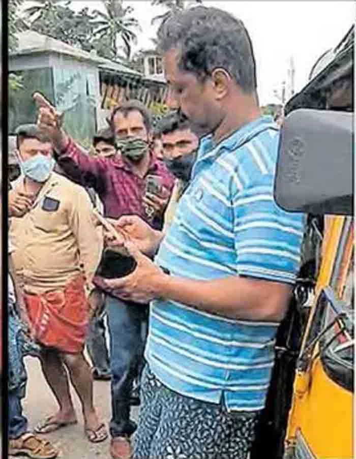 CI in public place without even wearing a mask and he is alcoholic, News, Bike, Accident, Police, Allegation, Natives, Passengers, Injured, Social Media, Kerala