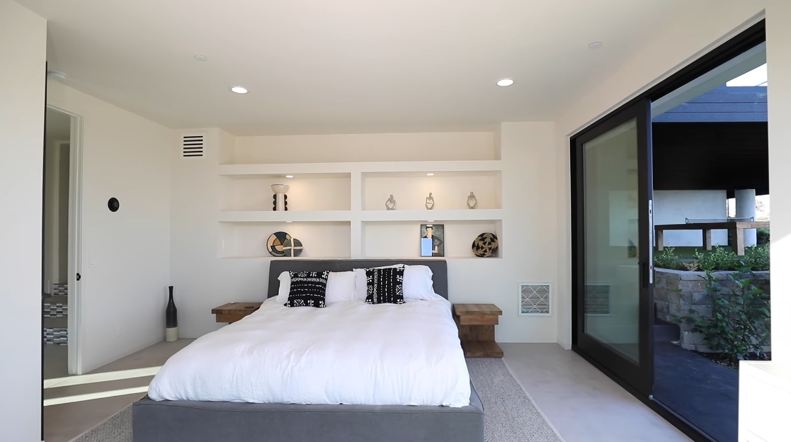 43 Interior Design Photos vs. 5944 Filaree Heights Rd, Malibu Luxury Home Tour