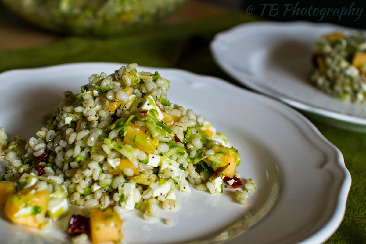 insalata d' orzo con zucchine, melone, pomodori secchi, semi di papavero e feta al profumo di menta