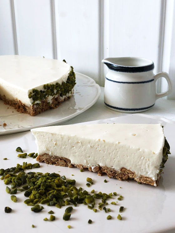 Ohne backen ... Holunderblütenjoghurt-Torte mit Knusperboden Ohne backen ... Holunderblütenjoghurt-Torte mit Knusperboden