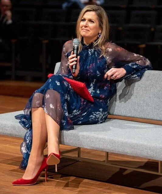 Queen Maxima blue crepe de chine, ruffles and a flowery print silk georgette dress from Natan. Red coat, pumps and clutch