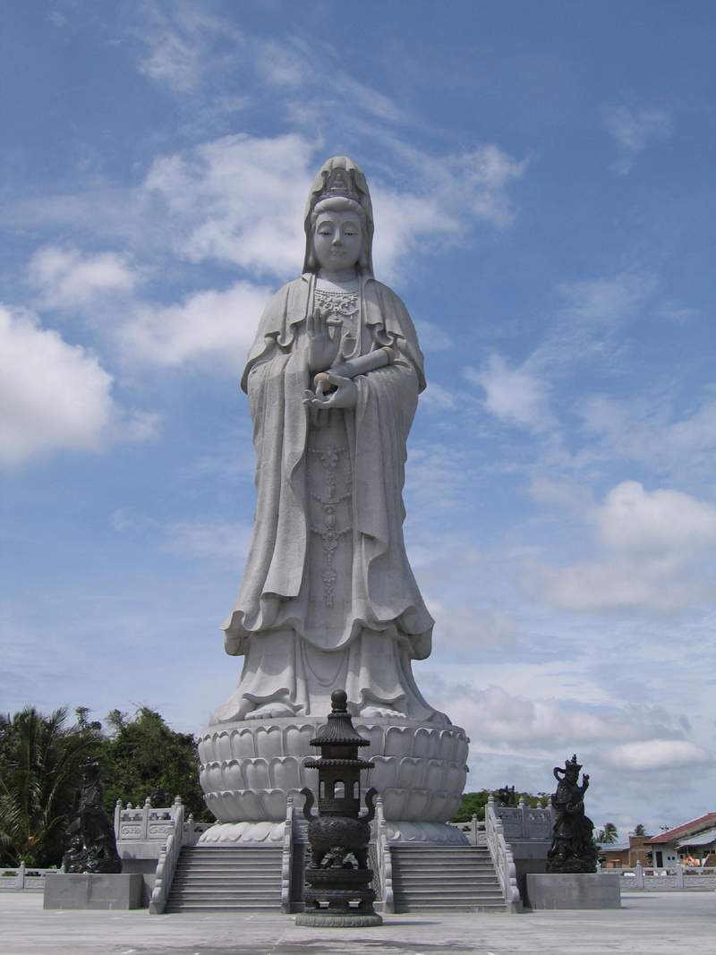Pesona Patung Dewi Kwan Im yang Tertinggi di Asia Tenggara 