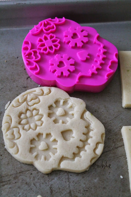 Stamped cookies, sugar skulls stamped cookies, Decorated cookies, cookie decorating videos, trick or treat cookies, cookie decorating tutorials, Day of the dead cookies, galletas del dia de muertos, Halloween cookies, trick or treat cookies, latiné cookies, Hispanic heritage month cookies, Latiné traditions,