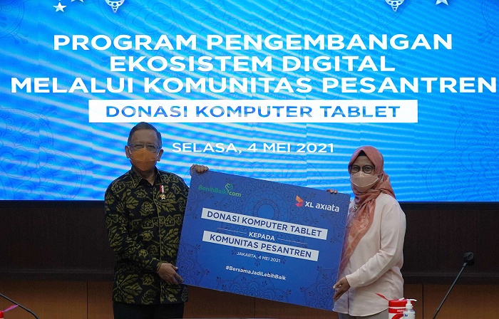 XL Axiata Fokus Mendigitalkan Masyarakat, Donasikan 100 Laptop ke Belasan Pesantren