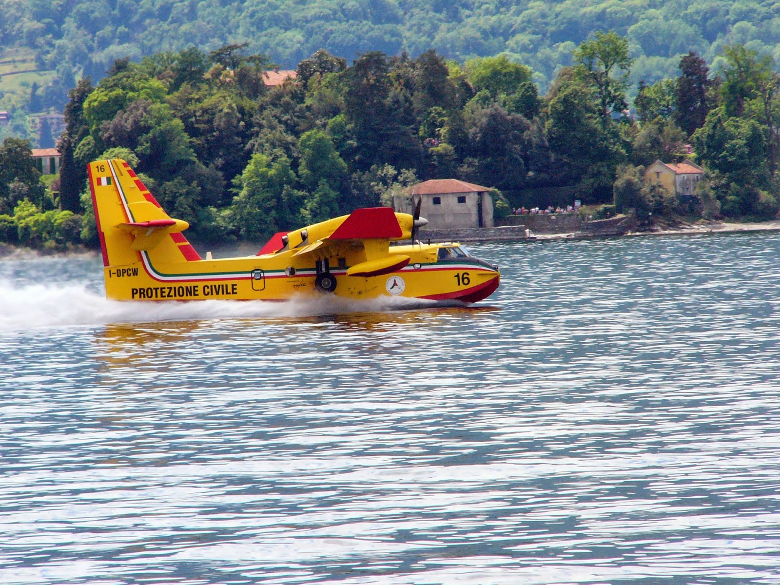 Έπεσε Canadair στον Θερμαϊκό – Σώθηκαν οι δυο πιλότοι