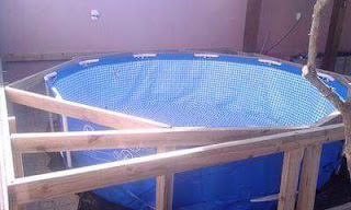 Piscina estructural o inflable con deck de madera