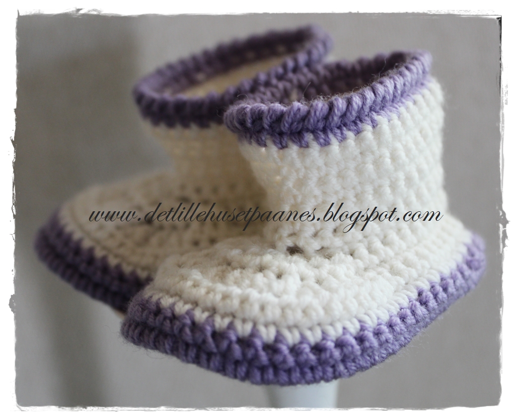 En Baby Holder En Strikket Sko