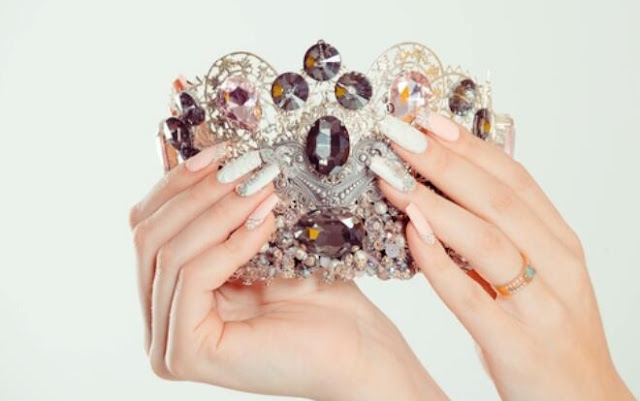 المناكير الوردي مع حبات الكريستال