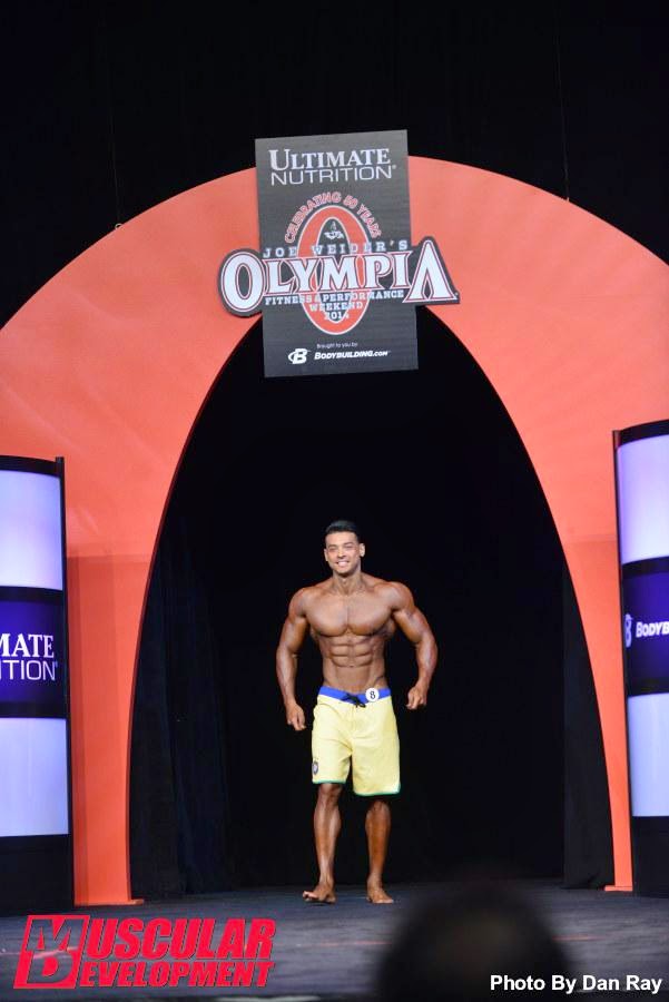 Felipe Franco entra no palco do Mr. Olympia 2014 Foto: Dan Ray/Muscular Development