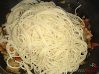 Añadiendo los espaguetis a las verduras salteadas