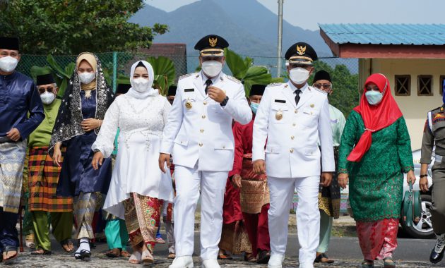 Bupati dan Wakil Bupati Lingga Mengikuti Prosesi Tepuk Tepung Tawar