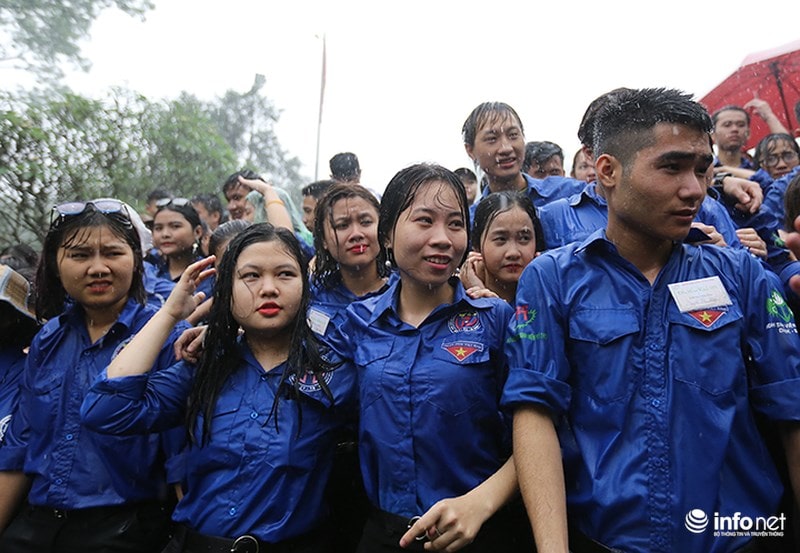 Chùm ảnh lực lượng tình nguyện đội mưa làm hàng rào tại Đền Hùng - Ảnh 8