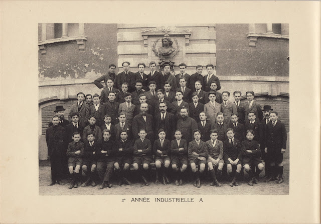 groupe d'hommes, élèves et professeurs, certains assis et d'autres debout