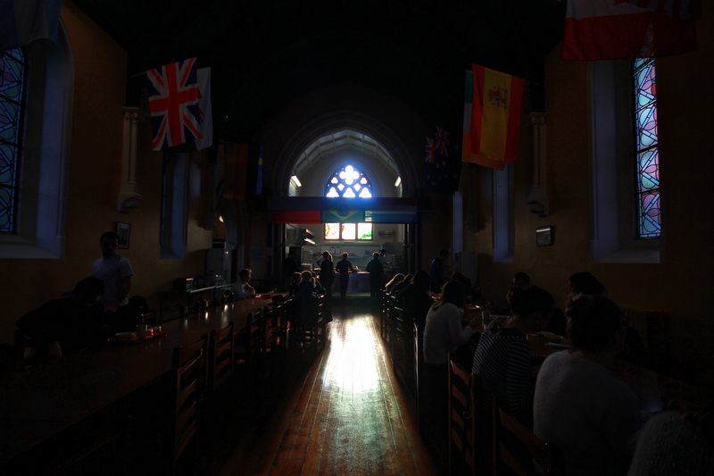 salle du petit déjeuné de notre auberge de jeunesse de la capitale irlandaise Dublin, installée dans une ancienne chapelle