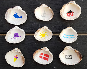 Muschel-Poesie: Mit Muscheln ein einfaches Spiel zum Geschichten-Erzählen basteln. Wir haben maritime Motive ausgewählt, die uns an unseren Dänemark-Urlaub erinnern.